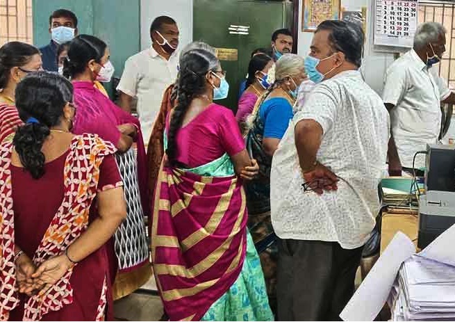 பலமுறை முறையிட்டும் நடவடிக்கை எடுக்கப்படாததால் முற்றுகையிட்டு போராட்டம்