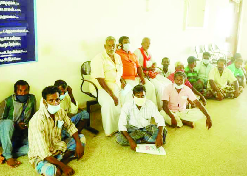 பழுதடைந்த டிரான்ஸ்பார்மர் சீரமைக்காமல் காலம் கடத்தியதால் விவசாயிகள் காத்திருப்பு போராட்டம்