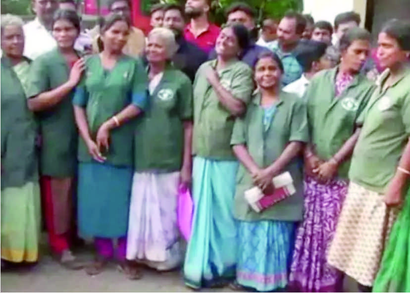 பருவ மழைக்கால லாட்டரி சீட்டுக்கு ரூ.10 கோடி பம்பர் பரிசு வென்ற  11 பெண் துப்புரவு பணியாளர்கள்…!