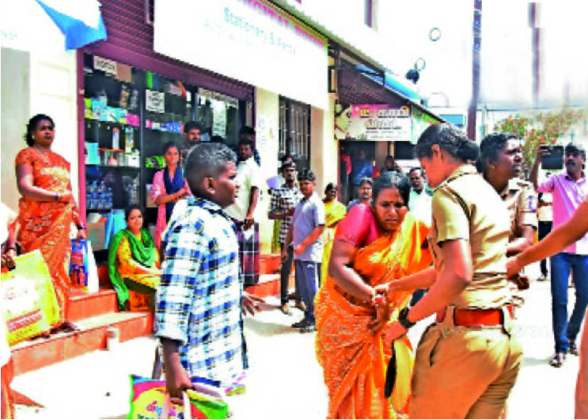 தென்காசி ஆட்சியர் அலுவலகத்தில் மண்ணெண்ணெய் ஊற்றி தீக்குளிக்க முயன்ற இளம்பெண்