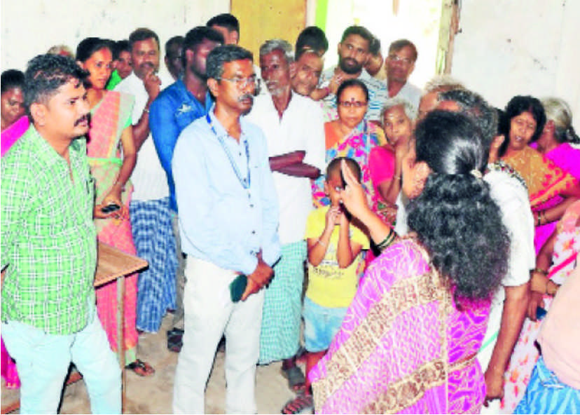 வாக்குச்சாவடி இடமாற்றத்திற்கு கிராம மக்கள் எதிர்ப்பு..!