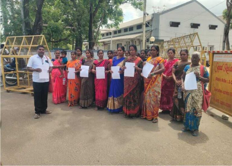 காஜா பீடி நிறுவனம் முன்பு முற்றுகை போராட்டம்