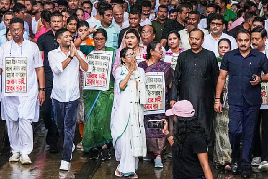 Mamata Banerjee holds rally to condemn 'harassment' of Bengali speakers!