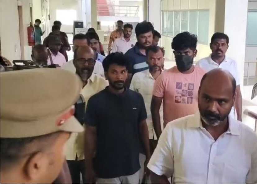 ஆணவக் கொலை நிதி வேண்டாம்...! நீதிதான் வேண்டும்...! காவல்துறை முயற்சி தோல்வி..!