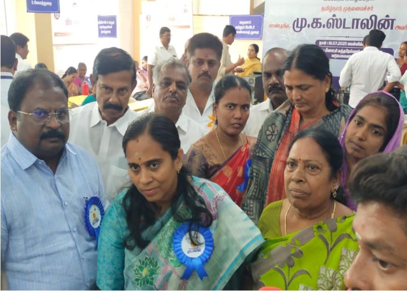 “உங்களுடன் ஸ்டாலின்” முகாமில் பொள்ளாச்சி நகராட்சி சார்பில் மனுக்களை பெற்ற அதிகாரிகள்..!