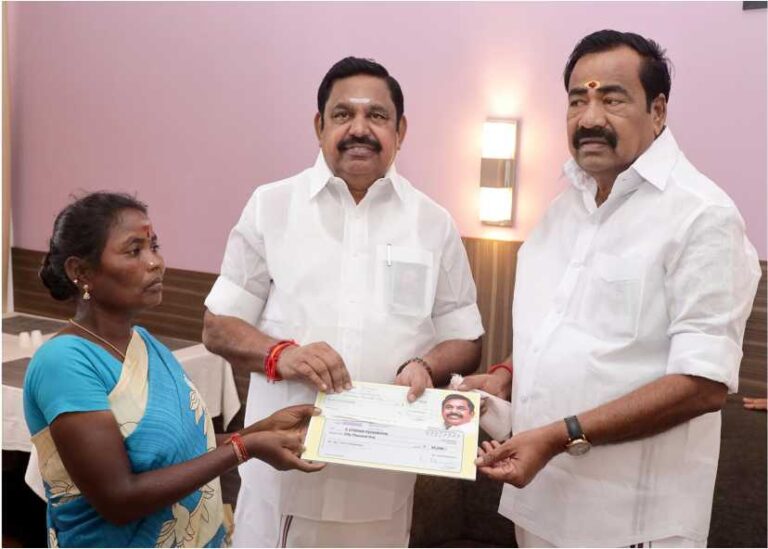 உதவி கேட்ட பெண்ணிற்கு உடனடியாக ரூ. 50,000 காசோலை வழங்கிய எடப்பாடி பழனிசாமி