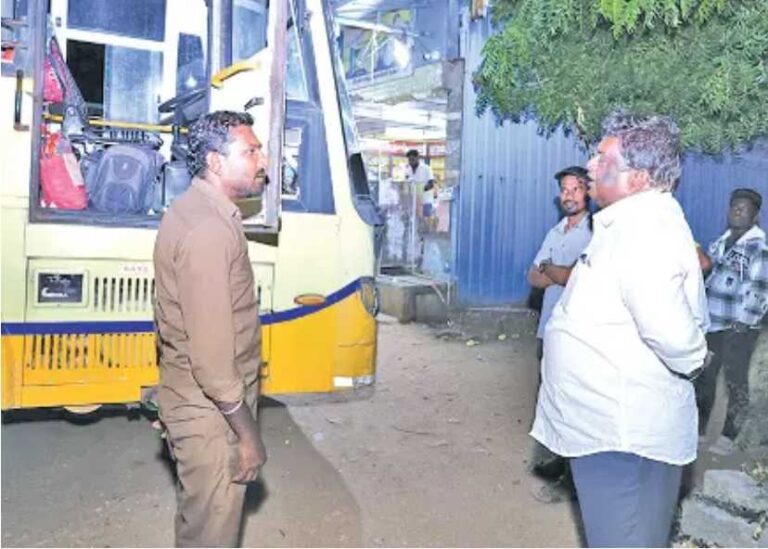 உரிய இடத்தில் அரசு பேருந்தை நிறுத்தாமல் ஏன் இங்கு நிறுத்துகிறீர்கள்..! உங்க வேலையை பாருங்க..!