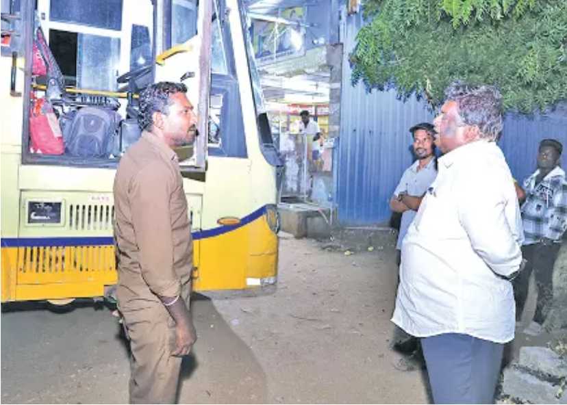 உரிய இடத்தில் அரசு பேருந்தை நிறுத்தாமல் ஏன் இங்கு நிறுத்துகிறீர்கள்..! உங்க வேலையை பாருங்க..!