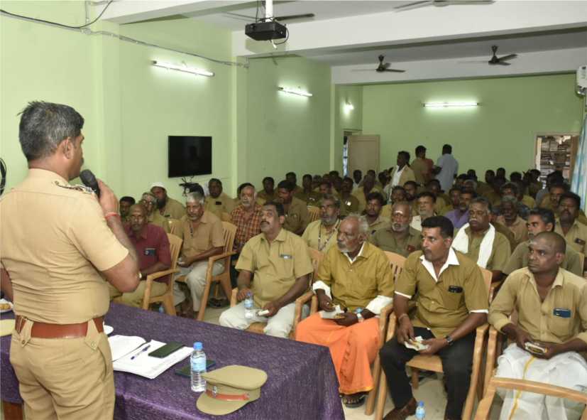 காவல்துறை சார்பில் ஆட்டோ ஓட்டுநர்களுக்கு போக்குவரத்து விதிமுறைகள் குறித்து விழிப்புணர் வு..!