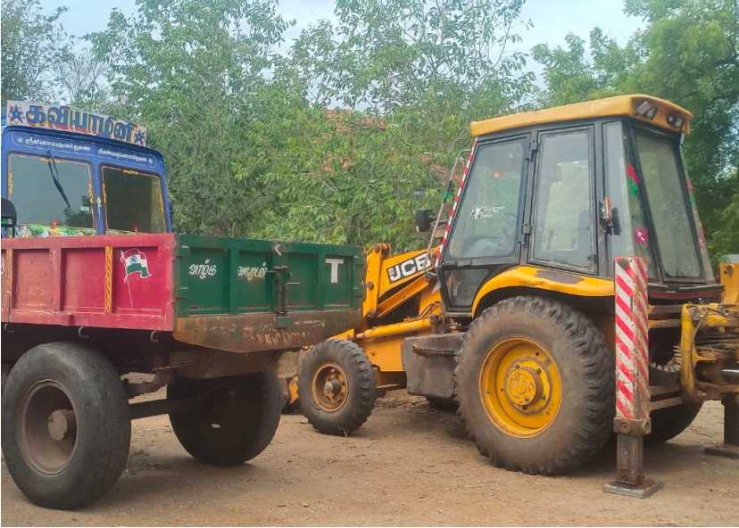 செம்மண் திருடிய நான்கு டிராக்டர் மற்றும் ஒரு ஜேசிபியை சிறை பிடித்த பொதுமக்கள்..!