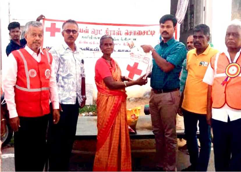 திண்டுக்கல் தீ விபத்து இந்தியன் ரெட் கிராஸ் சங்கம் சார்பில் நிவாரண பொருட்கள் வழங்கல்