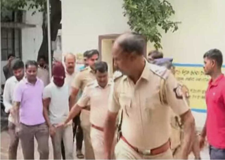 திருவள்ளூர் சிறுமி பாலியல் வழக்கில் கவரப்பேட்டை காவல் நிலையத்தில் திரண்ட ஏராளமான மக்கள்..!