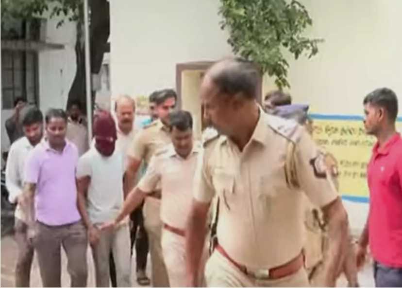 திருவள்ளூர் சிறுமி பாலியல் வழக்கில் கவரப்பேட்டை காவல் நிலையத்தில் திரண்ட ஏராளமான மக்கள்..!