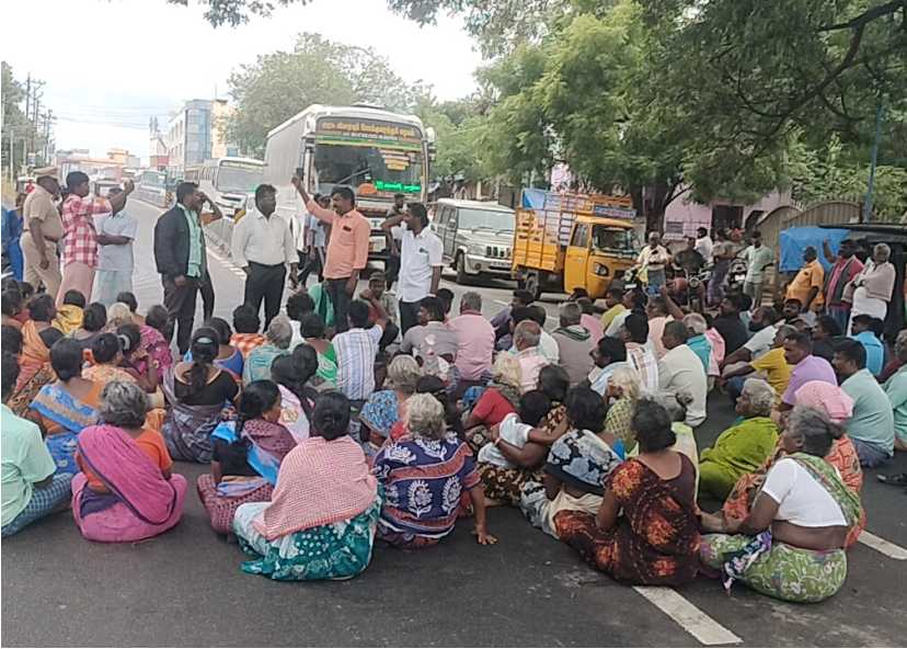 தென்காசி அரசு மருத்துவமனை முன்பு குறவர் சமூக பழங்குடி மக்கள் சாலை மறியல் போராட்டம்..!