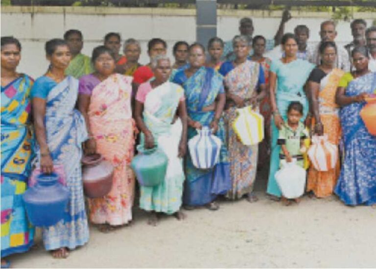 வட்டார வளர்ச்சி அலுவலகத்தில் மனு அளித்தும் பயனில்லை..! இருளர் பெண்கள் போராட்டம்..!