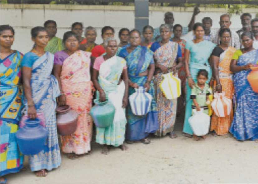 வட்டார வளர்ச்சி அலுவலகத்தில் மனு அளித்தும் பயனில்லை..! இருளர் பெண்கள் போராட்டம்..!