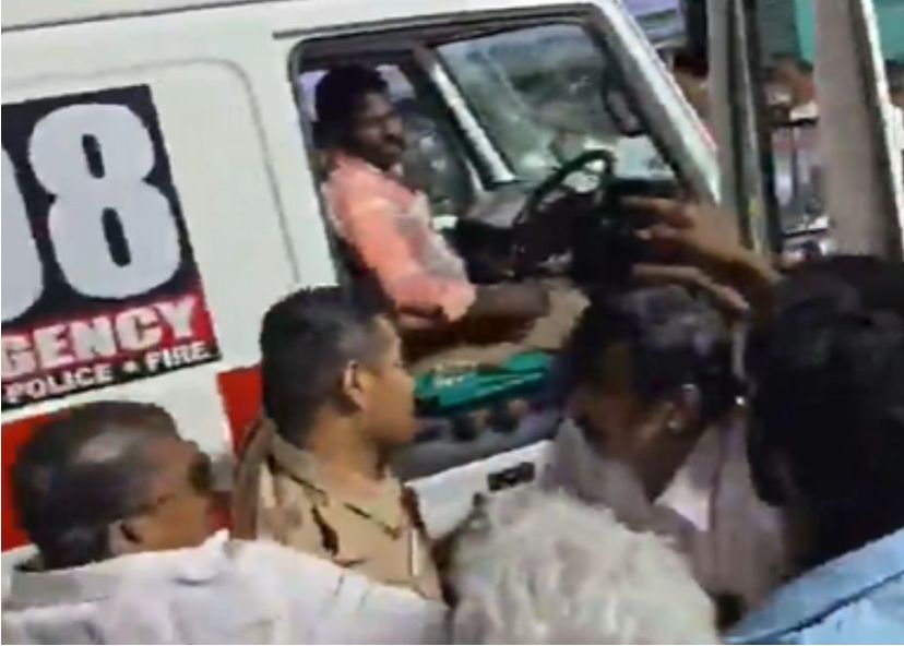 108 ஆம்புலன்ஸில் கர்ப்பிணி ஊழியரை தாக்கிய அதிமுகவினர்..!