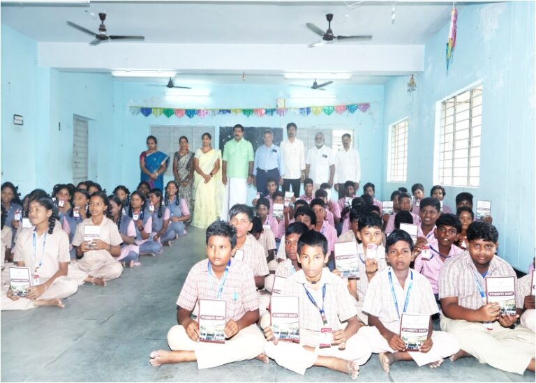 அரியலூர் தாமரைக்குளம் அரசு பள்ளி மாணவர்களுக்கு இலவச டைரி மற்றும் ஐடி கார்டு வழங்கல்..!!