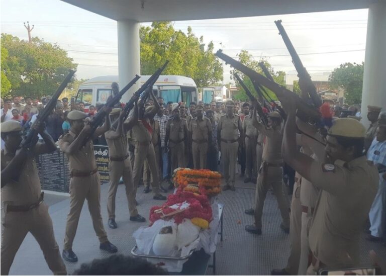 சிறப்பு உதவி ஆய்வாளர் சண்முகவேல் உடல் 21 குண்டுகள் முழங்க இறுதி மரியாதை..!