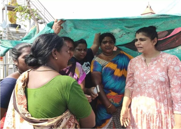 தூய்மை பணியாளர்களுக்கு 500 லி தண்ணீர் பாட்டில்களுடன் சென்ற வந்த பாடகி சின்மயி..!