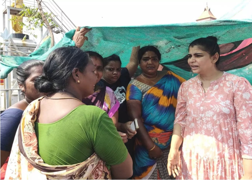 தூய்மை பணியாளர்களுக்கு 500 லி தண்ணீர் பாட்டில்களுடன் சென்ற வந்த பாடகி சின்மயி..!