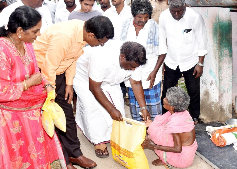 நமங்குணம் கிராமத்தில் முதலமைச்சரின் தாயுமானவர் திட்டத்தை தொடங்கி வைத்த சா.சி. சிவசங்கர்