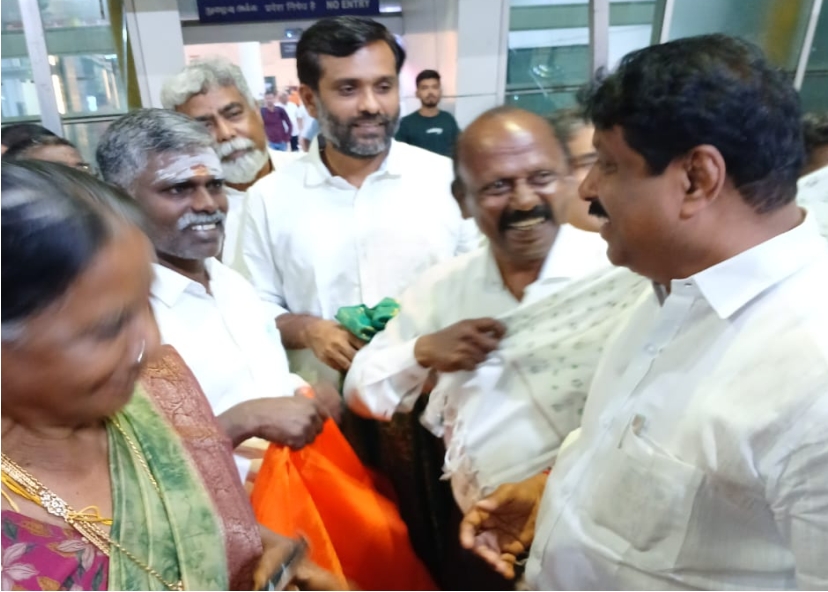 நயினார் நாகேந்திரன் அவர்களுக்கு தமிழ் ஜெபாஸ்டின் சால்வை அணிவித்து மரியாதை