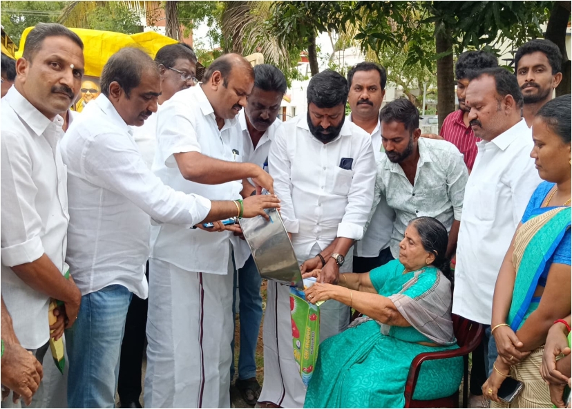 பொள்ளாச்சி LIC காலனியில் “முதலமைச்சரின் தாயுமாணவர்” திட்ட பொருட்களை ஈஸ்வர சாமி வழங்கல்