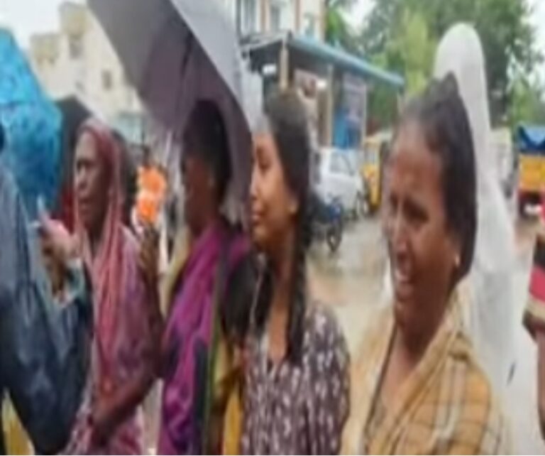 மின்சார வாரியம் அலட்சியத்தால் பறிபோன பிஞ்சு உயிர்..! தாயை இழந்து கதறும் குழந்தைகள்..!