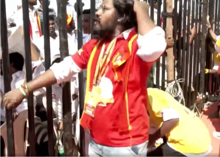 விஜய் ரேம்ப் வாக் செய்யும் மேடையை சுற்றி உள்ள கம்பிகளில் க்ரீஸ்..! விஜயின் கேவலமான அரசியல்..!