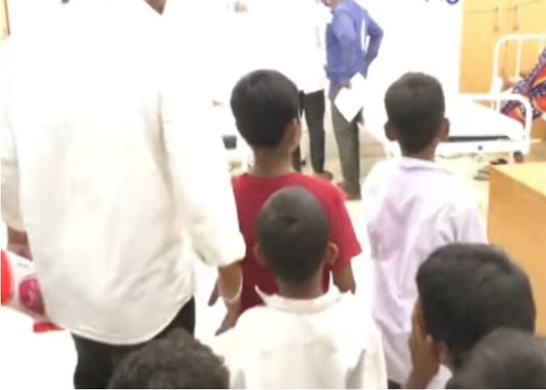 A cruel game where the eyes of school hostel students are glued together!!