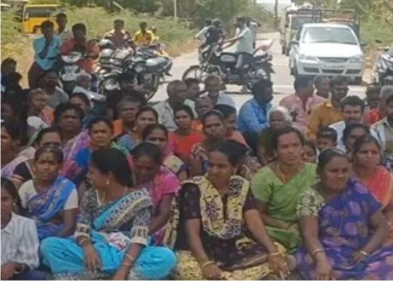 அரசு ஆக்கிரமித்து தனியார் வீடு கட்டி வருவதால் பொதுமக்கள் சாலை மறியல்!!