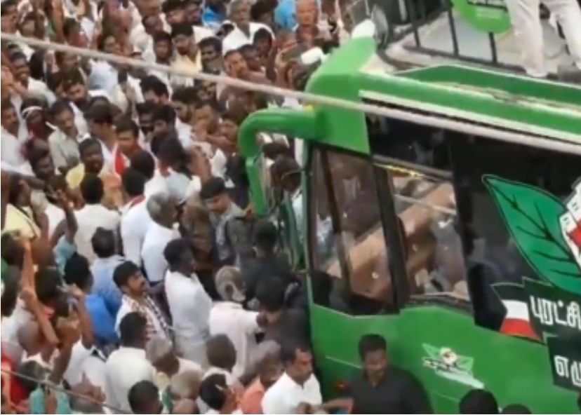 எடப்பாடி பழனிசாமி பிரச்சார வாகனத்தை முற்றுகையிட்ட ஆர்ப்பாட்டம்..!