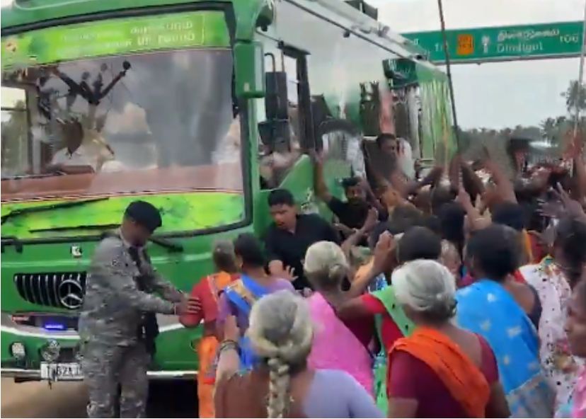 எடப்பாடி பழனிசாமியின் பிரச்சார வாகனத்தை முற்றுகையிட்ட பெண்கள்..!!