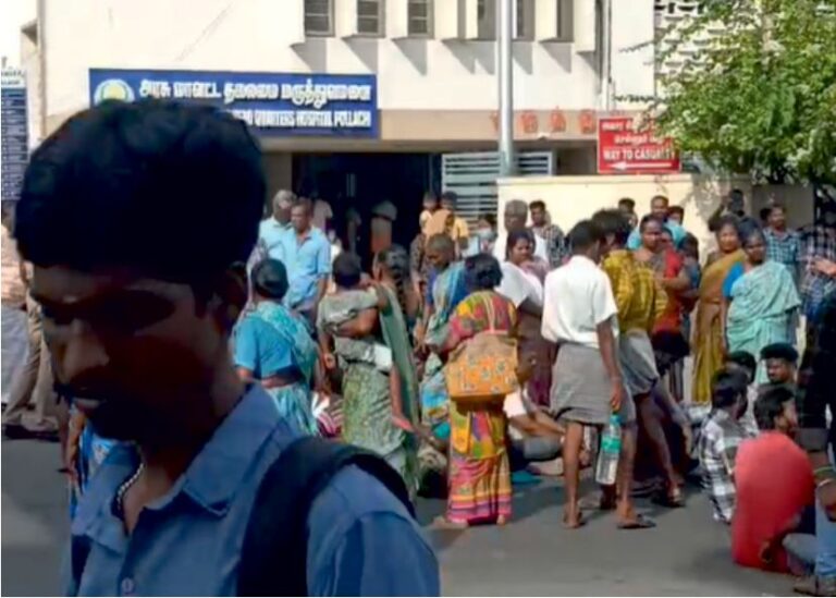 பொள்ளாச்சி தலைமை அரசு மருத்துவமனை முன்பு மக்கள் சாலை மறியல்