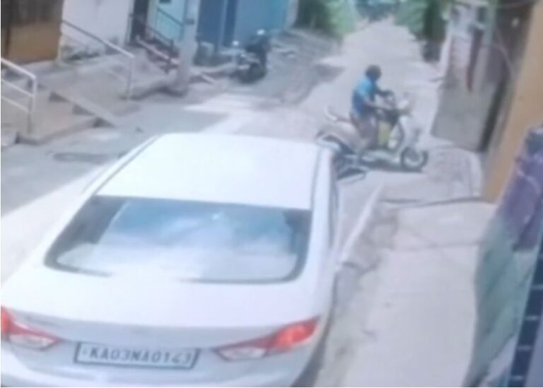 மிளகாய்ப் பொடியைத் தூவி 4 வயது சிறுவன் கடத்தல்