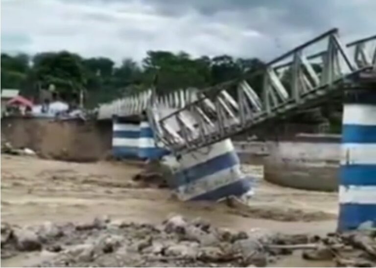 டார்ஜிலிங் அருகே கனமழை!! வெள்ளத்தால் பாலம் இடிந்து விபத்து!!