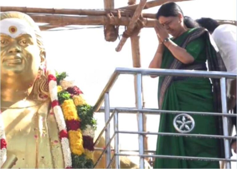 தேவர் நினைவிடத்தில் மாலை அணிவித்து மரியாதை செலுத்திய வி.கே. சசிகலா!!