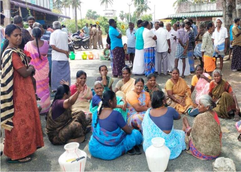 பொள்ளாச்சி அருகே காலி குடங்களுடன் திடீர் மறியல்!!