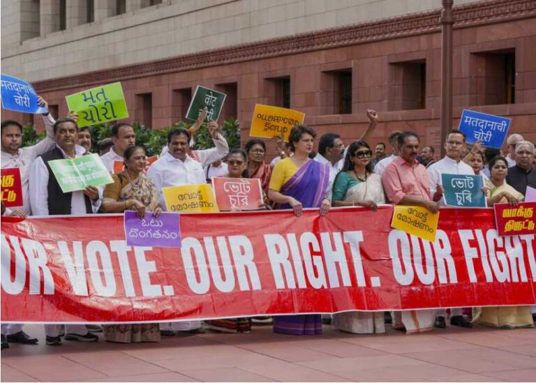 SIR பணிகள் நாடாளுமன்றத்தில் எதிர்க்கட்சிகள் போராட்டம்!