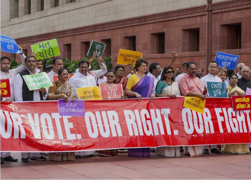 SIR பணிகள் நாடாளுமன்றத்தில் எதிர்க்கட்சிகள் போராட்டம்!