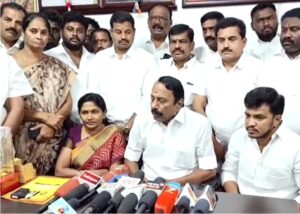 செய்தியாளர்கள் எழுப்பிய கேள்விக்கு பதில் அளிக்காமல் உடனே எழுந்த செங்கோட்டையன்