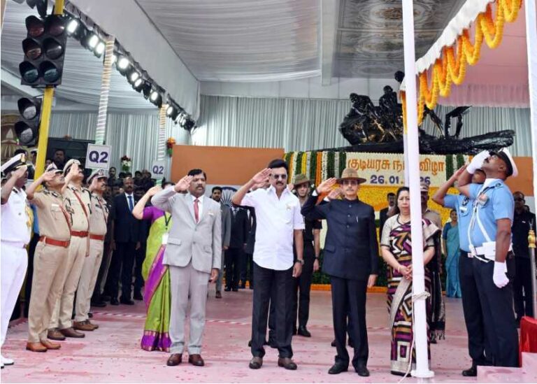 77-வது குடியரசு தின விழா கோலாகலம்.. தேசியக் கொடி ஏற்றிய ஆளுநர் ரவி!