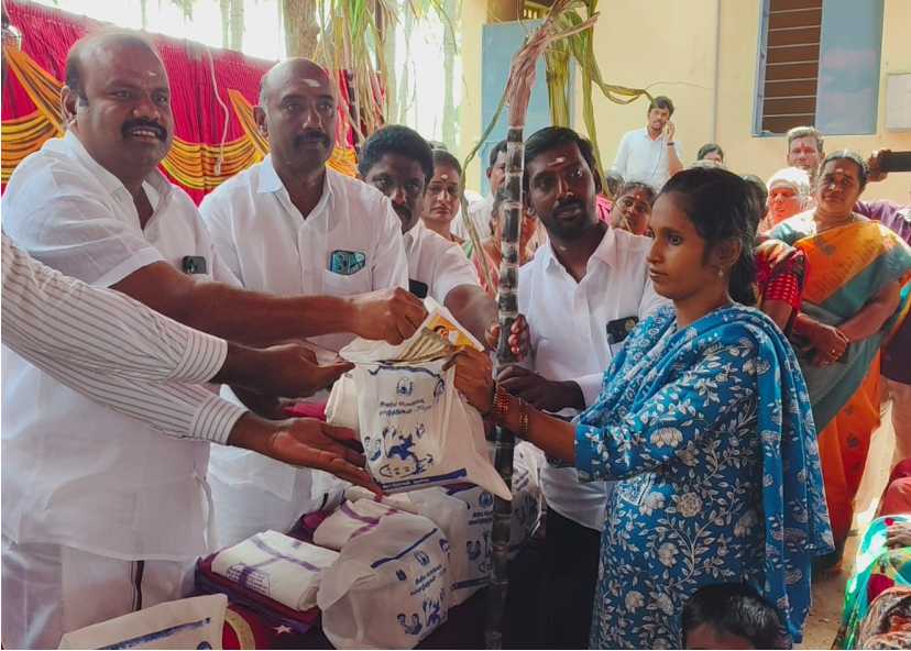 Pongal Gift 2026 பொள்ளாச்சியில் ரூ.3,000 ரொக்கம் பொங்கல் தொகுப்புகள்!! குஷியில் பொள்ளாச்சி மக்கள்