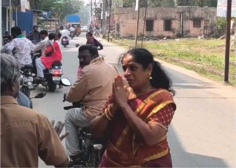 தூய்மை பணியாளர் வடிவில் கடவுளை பார்த்த பெண்