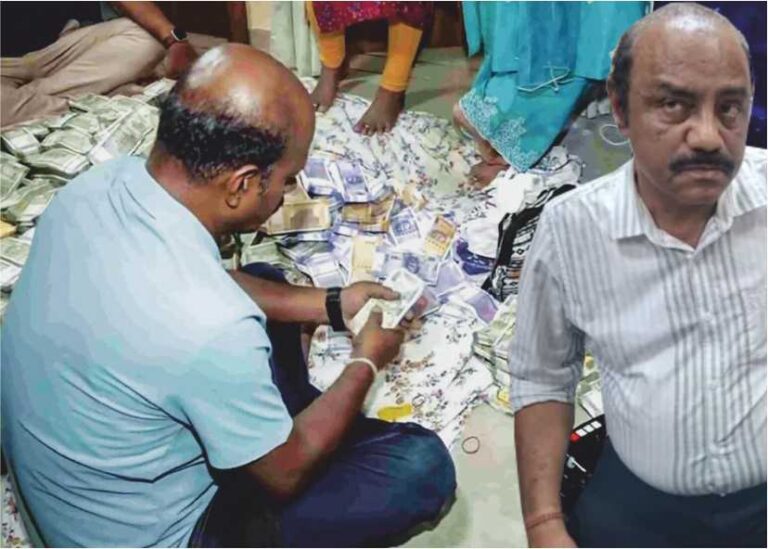 லஞ்​சம் வாங்​கும் போது கையும் களவு​மாக பிடிபட்ட அதி​காரி வீட்​டில் ரூ.4 கோடி பறி​முதல்!!