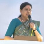 எடப்பாடியில் கலங்கிய வி.கே. சசிகலா நம்பி முதல்வராக்கினேன் முதுகில் குத்திவிட்டார்