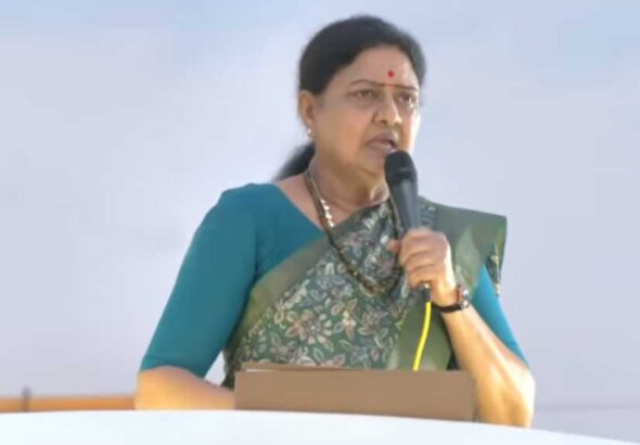 எடப்பாடியில் கலங்கிய வி.கே. சசிகலா நம்பி முதல்வராக்கினேன் முதுகில் குத்திவிட்டார்