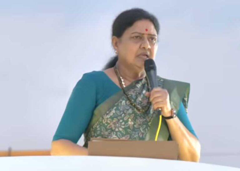 எடப்பாடியில் கலங்கிய வி.கே. சசிகலா நம்பி முதல்வராக்கினேன் முதுகில் குத்திவிட்டார்