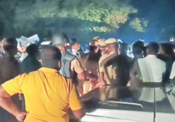 நயினார் நாகேந்திரன் தொகுதியில் மோதல் வி.கே. சசிகலா வேட்பாளர் மீது கல்வீச்சு!!